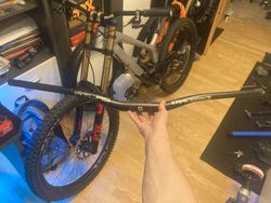 Race face řídítka Atlas 35 Rise 20 Stealth, 820mm