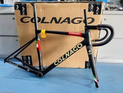 Nová rámová sada Colnago V3Rs Disc - UAE TEAM EMIRATES