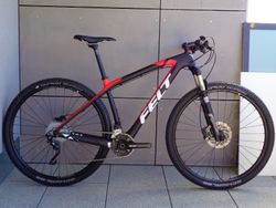 Najeto do 200 km. PC 65.000 Kč. Karbon. 29". Ježděno pouze po asfaltu. Téměř nejeté.