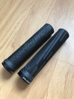 NOVÉ SYNCROS GRIPS PRO, LOCK-ON