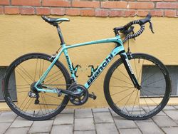 Bianchi Infinito CV, Ultegra Di2, kola Campagnolo Bora One nebo Fulcrum Racing 1