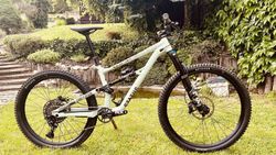SPECIALIZED STATUS + PRUŽINOVÝ TLUMIČ + VÝPLET MAVIC + NOVÝ PLÁŠŤ
