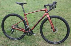 GIANT Revolt Advanced 2023 - velmi pohodlný gravel s karbonovým rámem – NOVÝ + PŘILBA
