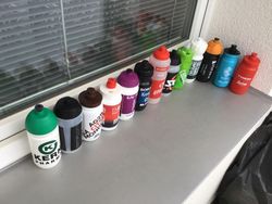 13 originálních láhví od cyklistických profi týmů přímo ze závodů. 