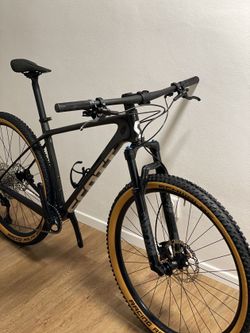 Prodám zánovní kolo scott scale 925 Kolo je téměř nejeté, jde to vidět na origo pláštích. Najeto 700