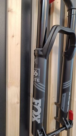 Nová Fox 36 Performance Elite 150, Grip2