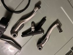 Přední brzda Shimano Deore