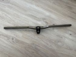 Renthal Fatbar 31,8mm; rise 10mm. Včetně představce FUNN 50mm.