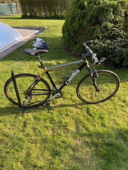 Karbonové krosové kolo Pell´s. Osazeno kompletně v Shimano XT.
