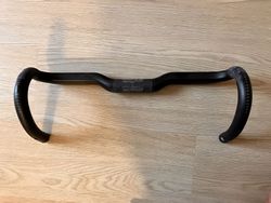 KARBONOVÁ SILNIČNÍ ŘÍDÍTKA S-WORKS CARBON 42CM