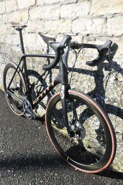 Scott Addict 10 ve velikost XL / Karbonové kola Mavic / elektrická Shimano Ultegra Di2