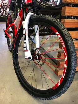 Závodní raketa pro juniora na top carbon kolech Roval, váha pod 9kg, 26"