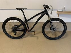 Černý Dartmoor vhodný na trail/enduro.