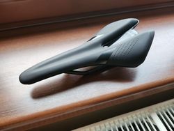 Sedlo karbon Giant Contact SLR forward 