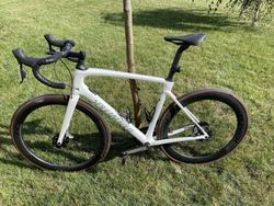 Specialized Roubaix Pro - zakázková stavba sram red včetně power meter + roval rapid Cl ii 