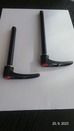 Nabízím dvě pevné osy DT Swiss: 1) 121x12xM12/1,5 -13mm 2) 163x12xM12/1,5 - 13mm