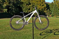 Prodám staršího dirťáka vel. M s 26" koly a s kvalitními komponenty