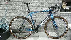 Vynikající gravel/cyklokros Trek Boone s karbon koly na Shimano GRX 810 váha 8,3kg
