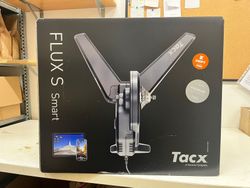 Trenažér Tacx Flux S Smart + kazeta Shimano 105
