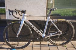 Scott Foil Ultegra Di2, karbonová kola, karbonová řidítka, 7kg