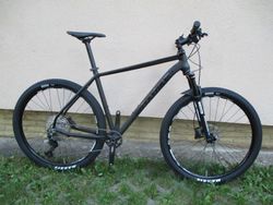 Nové 29" kolo Maxbike M909 21", vidlice Suntour Raidon air, osazení Shimano Deore1x12, pevné osy