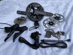 Nová sada Shimano 105 R7100 Di2 black