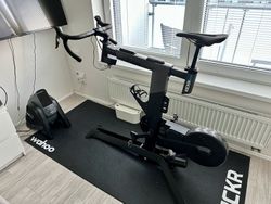 Wahoo KICKR BIKE trenažér (v1) + KICKR HEADWIND