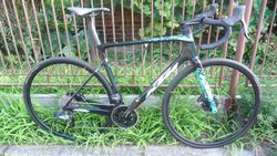 Nejeté karbonové silniční kolo KTM revelator alto team na sadě Sram Force AXS 2x12 