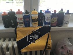 10 originálních láhví profi týmů + originál taška na občerstvení. 