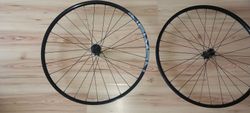 Prodám zapletená kola NEW MEN 6ti díra, předek 15x110 ,zadek 12x148 Micro spline, včetně kotoučů