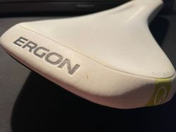 ERGON sedlo SR3 Pro Carbon bílá
