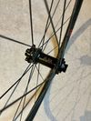Zapletená kola SUNringlé Düroc 30 Expert 29”, boost, 6 děr, XD ořech, straightpull
