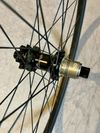 Zapletená kola SUNringlé Düroc 30 Expert 29”, boost, 6 děr, XD ořech, straightpull