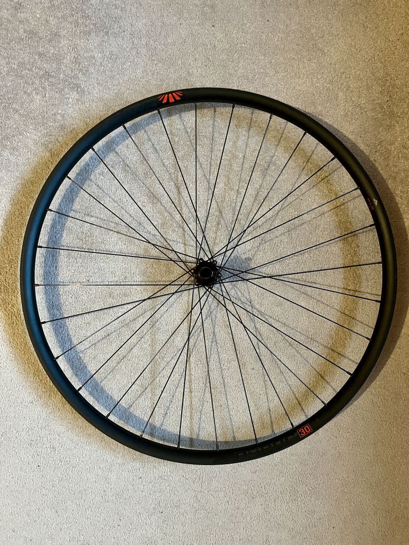 Zapletená kola SUNringlé Düroc 30 Expert 29”, boost, 6 děr, XD ořech, straightpull