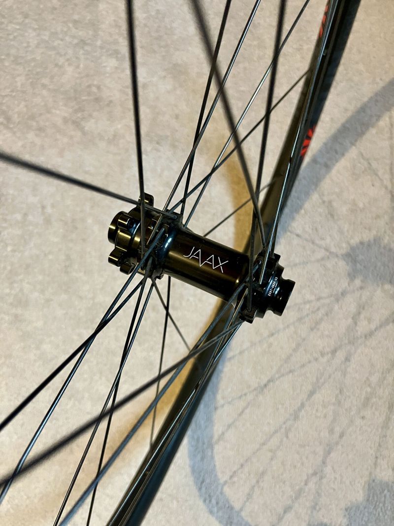 Zapletená kola SUNringlé Düroc 30 Expert 29”, boost, 6 děr, XD ořech, straightpull
