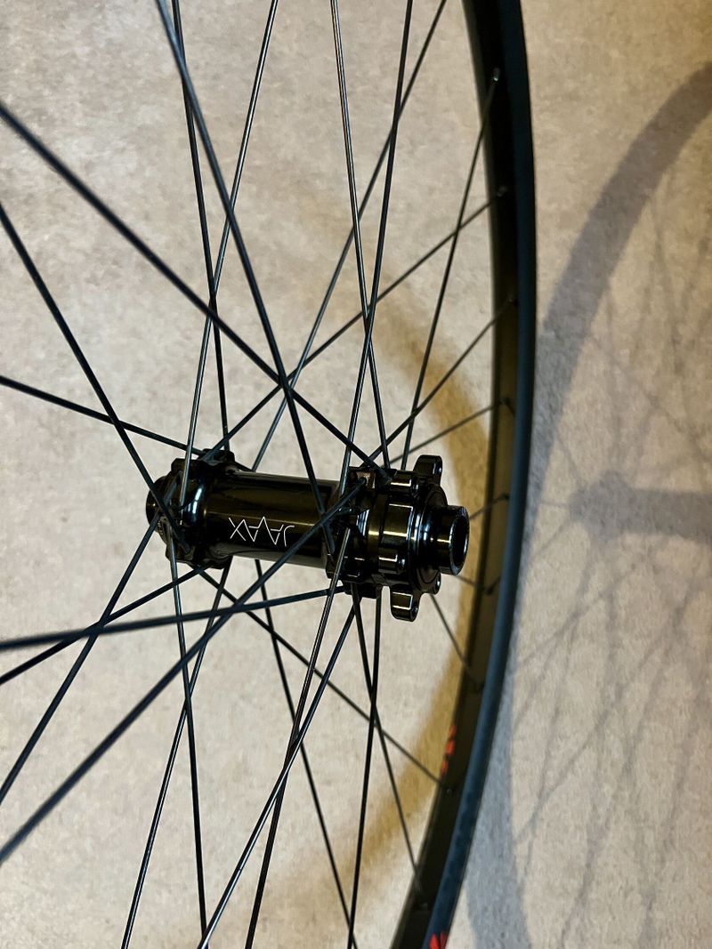 Zapletená kola SUNringlé Düroc 30 Expert 29”, boost, 6 děr, XD ořech, straightpull