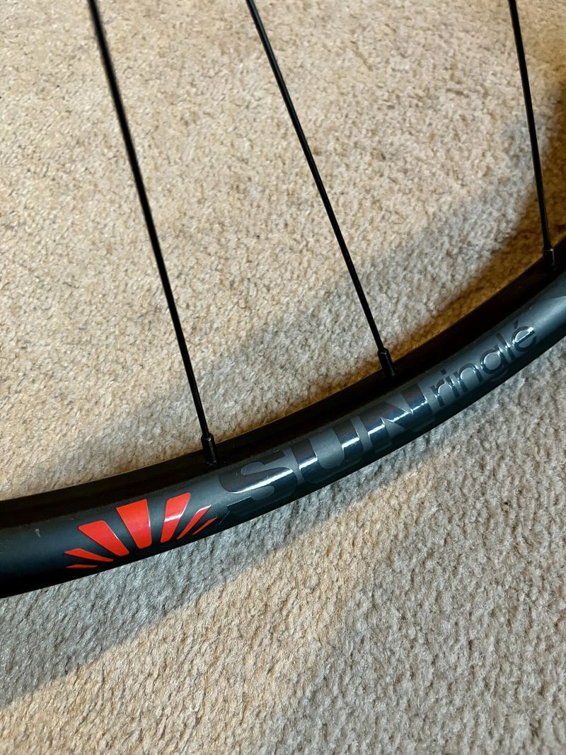 Zapletená kola SUNringlé Düroc 30 Expert 29”, boost, 6 děr, XD ořech, straightpull