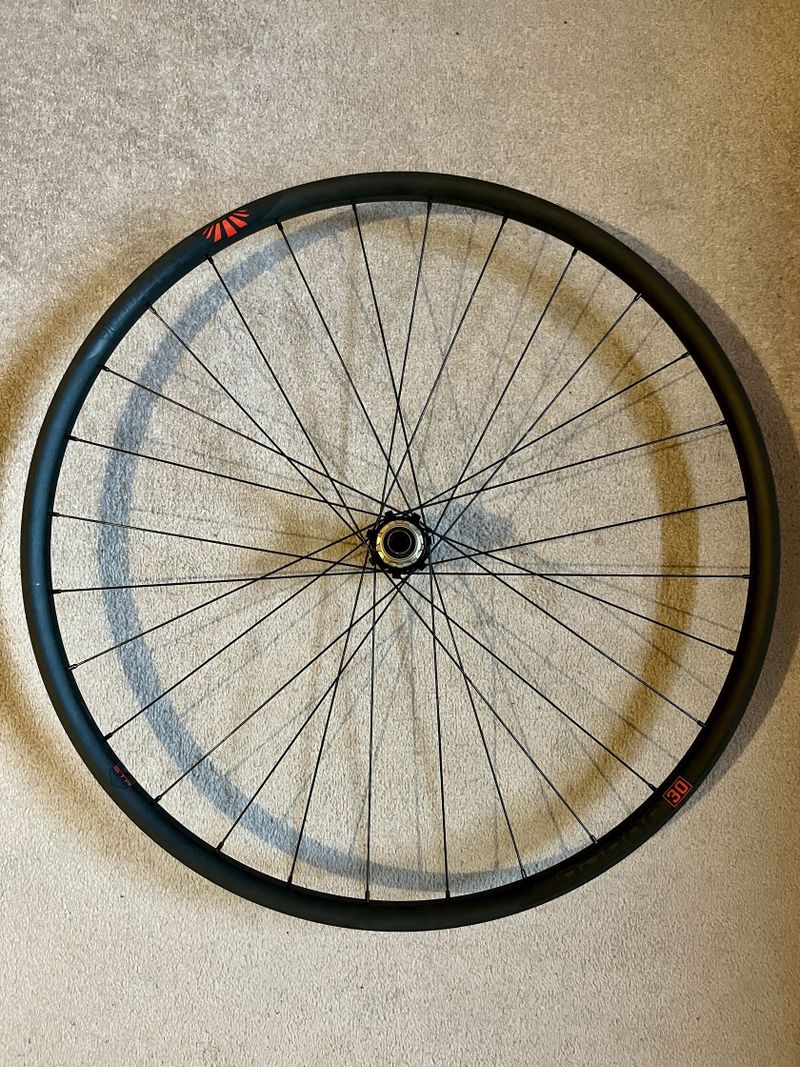 Zapletená kola SUNringlé Düroc 30 Expert 29”, boost, 6 děr, XD ořech, straightpull