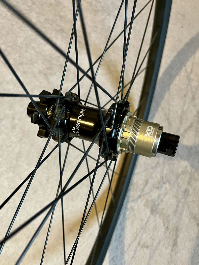 Zapletená kola SUNringlé Düroc 30 Expert 29”, boost, 6 děr, XD ořech, straightpull