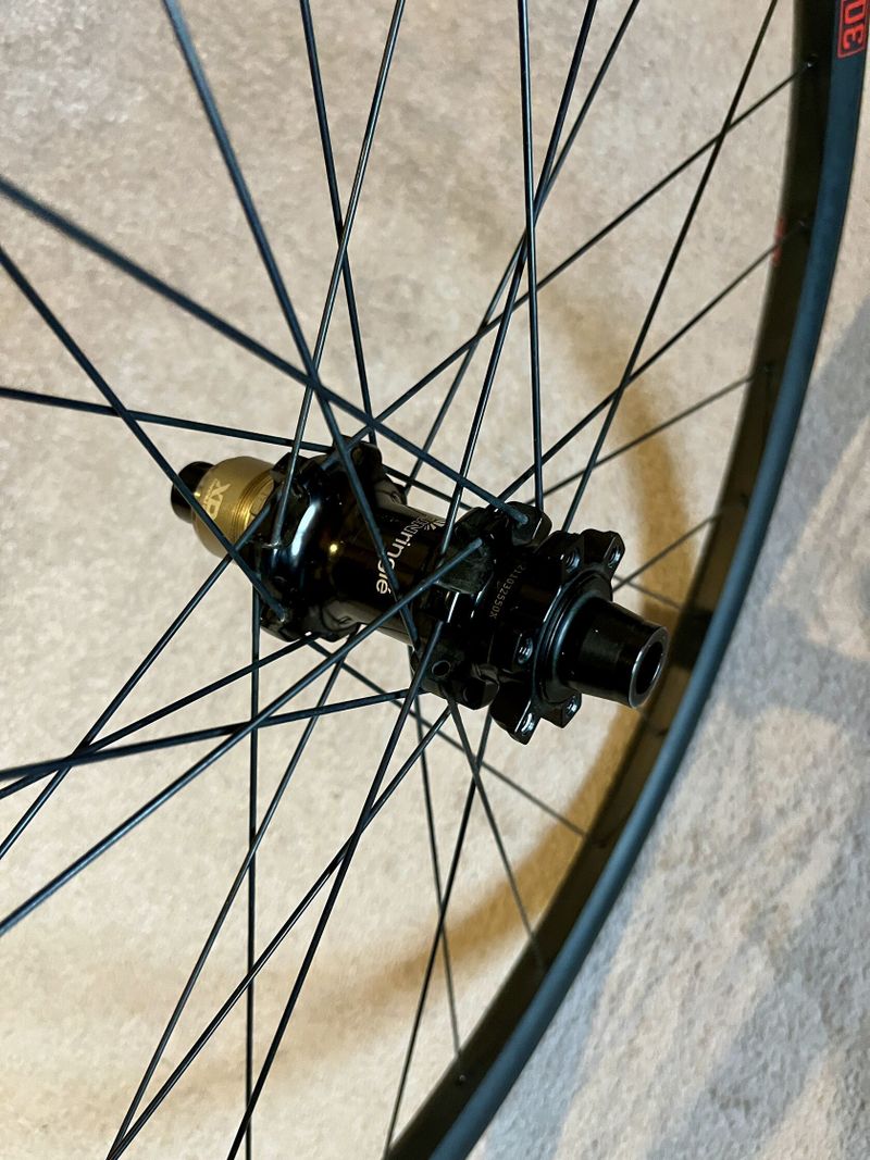 Zapletená kola SUNringlé Düroc 30 Expert 29”, boost, 6 děr, XD ořech, straightpull