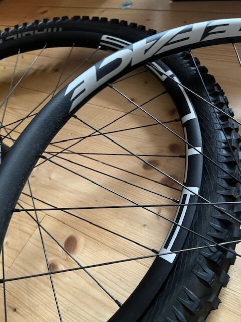 pár kol RACE FACE ATLAS, naboje Vault 414 a 422, 6-díra, ořech Sram XDR, 15x110, 12x148