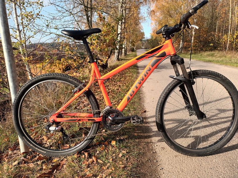 B'TWIN ROCKRIDER 340 Vel.: S, nastaveno na 168 cm