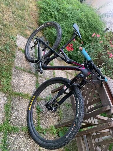 Dámské karbonové horské kolo Specialized Era FSR Comp 29 – skvělý stav, upravené komponenty