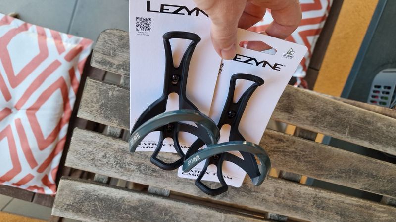 Košíky na bidony Lezyne dark/Gray nové (cena za oba)