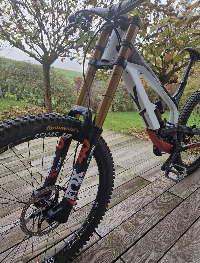 YT Tues 27,5 CF PRO Race XL -