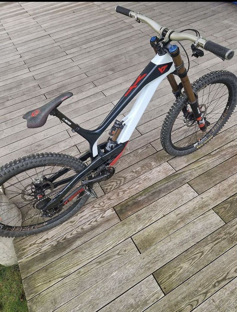 YT Tues 27,5 CF PRO Race XL -