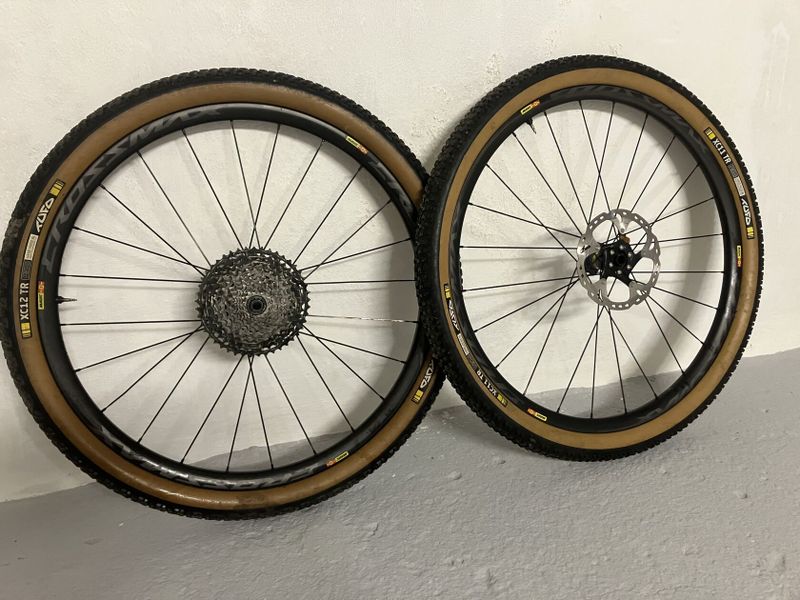 Zapletena karbonova kola MAVIC CROSSMAX pro PC: přes 30 000 kč váha 1450 g