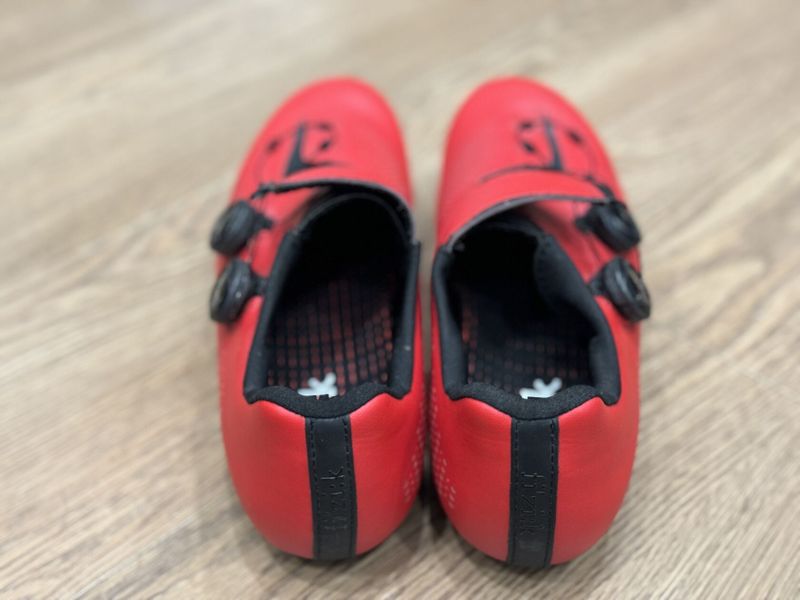 Fizik INFINITO R1 velikost 43,5 red carbon