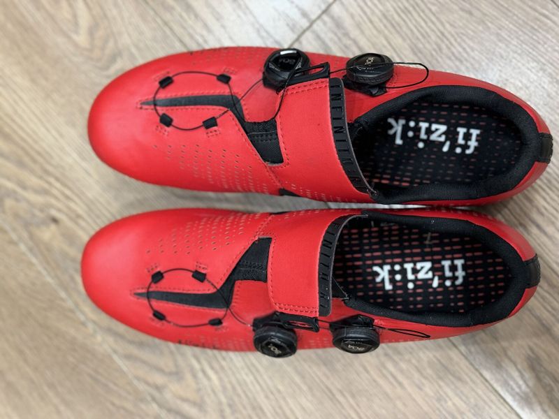 Fizik INFINITO R1 velikost 43,5 red carbon