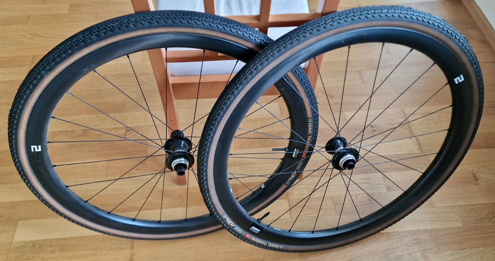Prodám karbonová kola GIANT CXR2 Carbon Disc Hookless pro gravel, za 15 000 Kč Cyklobazar.cz